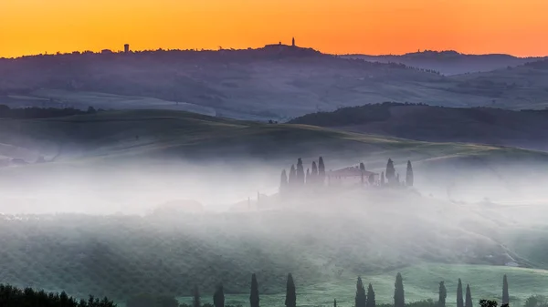 Toscane brouillard lever de soleil — Photo