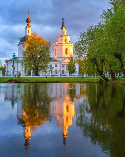 Ortodox kyrka och dess spegelbild i en damm. — Stockfoto