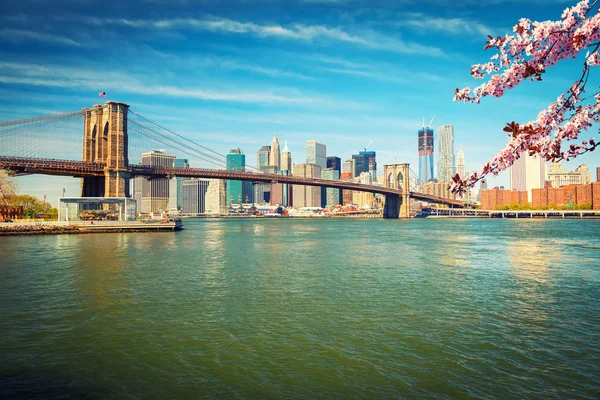 Brooklyn Köprüsü ve Manhattan, Bahar — Stok fotoğraf