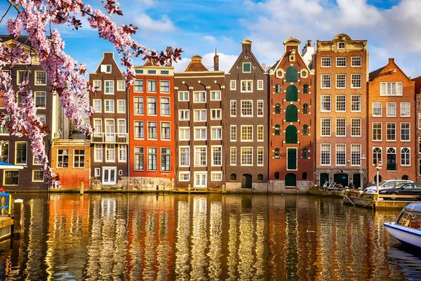 Παλιά κτίρια στο Άμστερνταμ την άνοιξη — Φωτογραφία Αρχείου