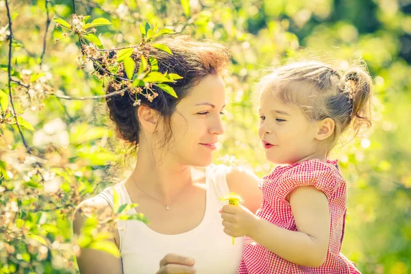 Mãe e filha no parque ensolarado — Fotografia de Stock