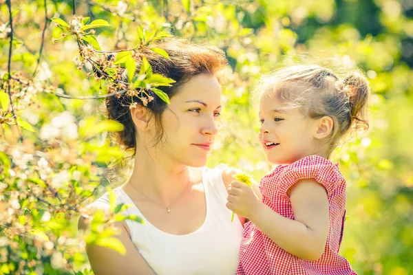 Mor och dotter i solig park — Stockfoto