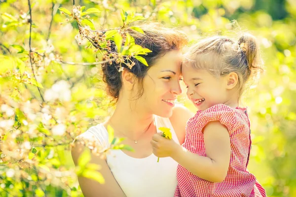 Mor och dotter i solig park — Stockfoto