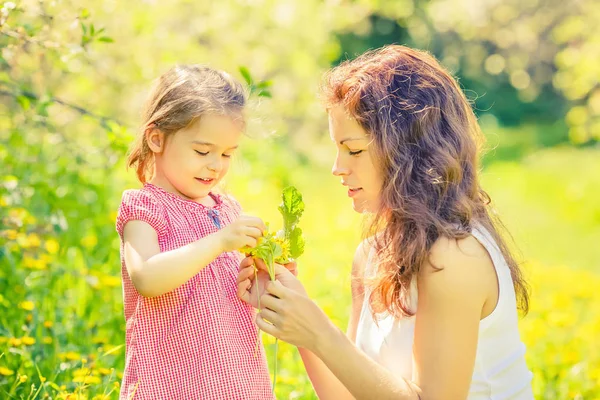 Mãe e filha no parque ensolarado — Fotografia de Stock