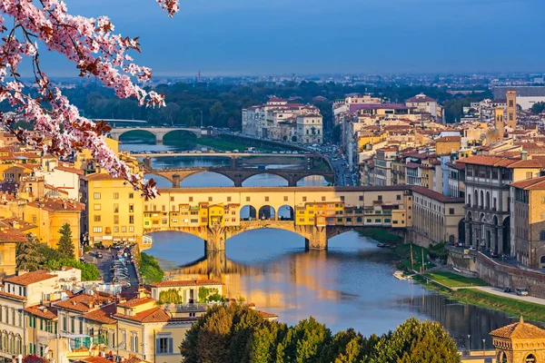 Bahar, Floransa'da Arno Nehri üzerinde köprüler — Stok fotoğraf