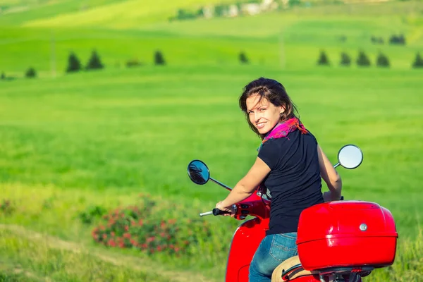 Jonge vrouw reizen door een scooter — Stockfoto