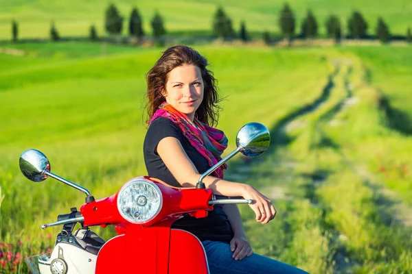 Jonge vrouw reizen in Toscane — Stockfoto