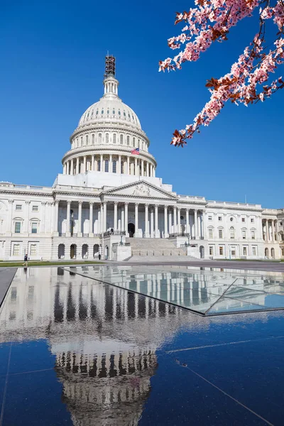 Capitole des États-Unis au printemps journée ensoleillée — Photo