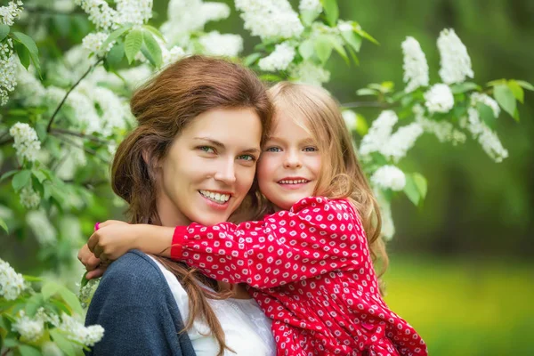 Madre e hija pequeña en el parque de primavera —  Fotos de Stock