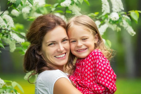 Moeder en dochtertje in het voorjaarspark — Stockfoto