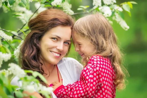 Moeder en dochtertje in het voorjaarspark — Stockfoto