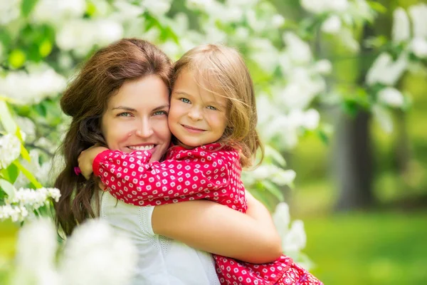 Mãe e filhinha no parque da primavera — Fotografia de Stock