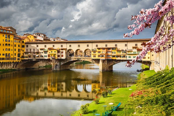 வசந்த காலத்தில் புளோரன்ஸில் உள்ள Ponte Vecchio — ஸ்டாக் புகைப்படம்