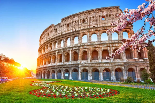 Koloseum při východu slunce — Stock fotografie