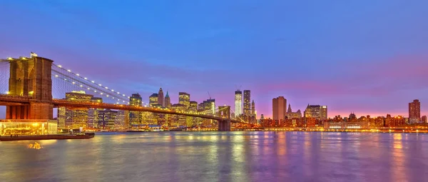 Brooklyn bridge en manhattan in de schemering — Stockfoto
