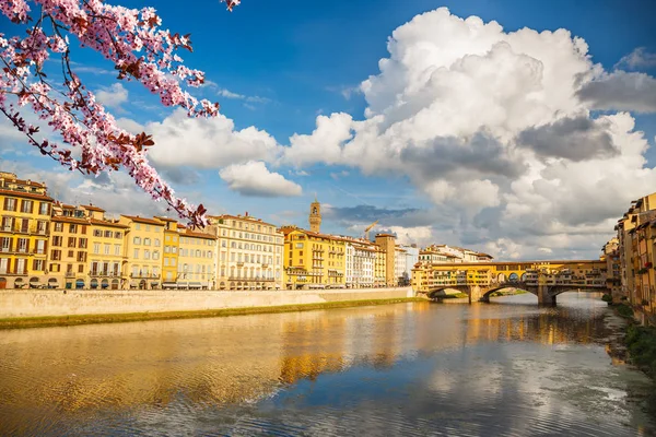 Río Arno en Florencia en primavera — Foto de Stock