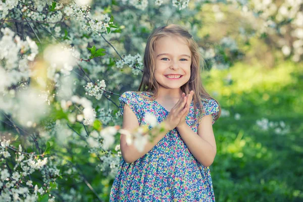 Menina feliz no jardim flor de cerejeira — Fotografia de Stock