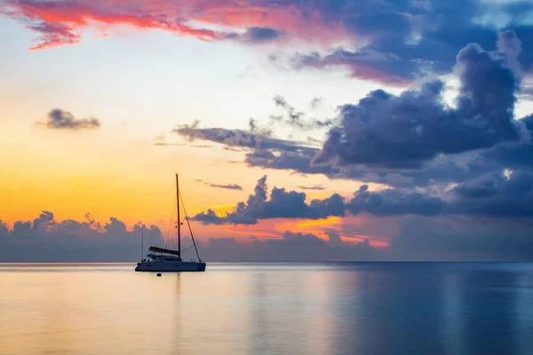 Nascer do sol sobre o oceano — Fotografia de Stock