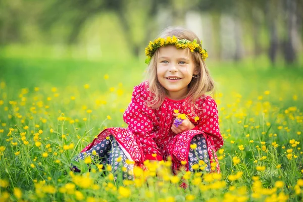 Kislány tavaszi park — Stock Fotó