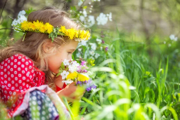 Zbliżenie portret dziewczynki w parku wiosny — Zdjęcie stockowe