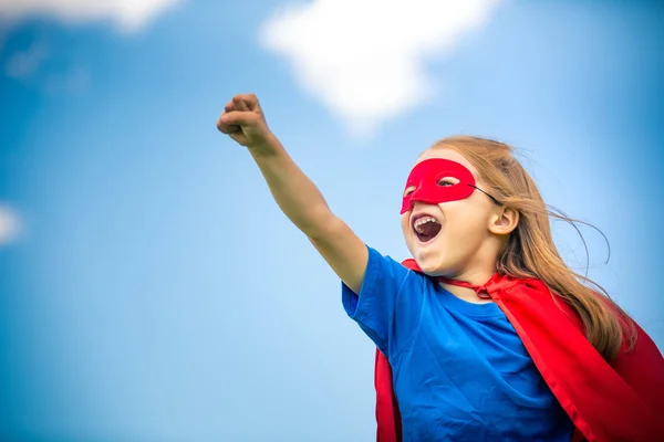 Divertido niña jugando poder super héroe . — Foto de Stock