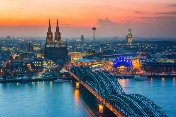 Köln in der Abenddämmerung — Stockfoto