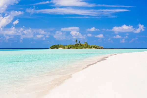 Bela praia oceânica nas Maldivas — Fotografia de Stock