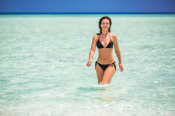 Atrakcyjna młoda kobieta cieszy się malediwskim beach — Zdjęcie stockowe