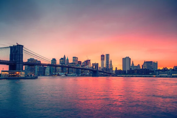 Brooklyn Köprüsü ve alacakaranlıkta manhattan — Stok fotoğraf