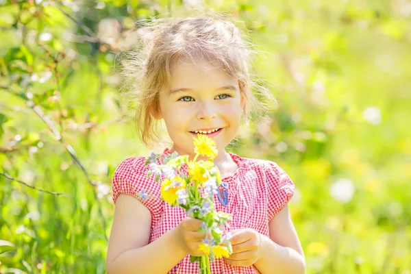 Menina feliz no parque ensolarado primavera — Fotografia de Stock