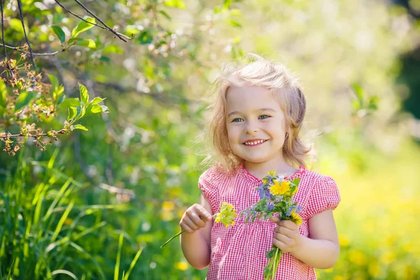 Glückliches kleines Mädchen im sonnigen Park — Stockfoto