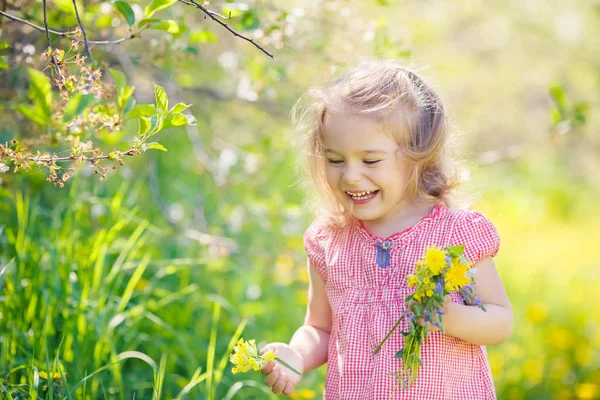 Menina feliz no parque ensolarado primavera — Fotografia de Stock