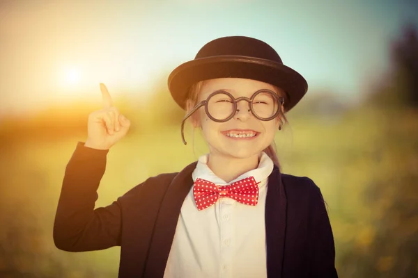 Menina engraçada em óculos, gravata borboleta e chapéu de jogador . — Fotografia de Stock