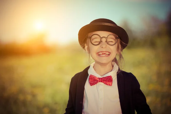 Divertido niña feliz en corbata de lazo y sombrero de jugador de bolos . —  Fotos de Stock