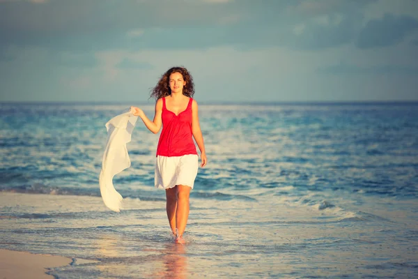 Fiatal nő sétál a strandon — Stock Fotó