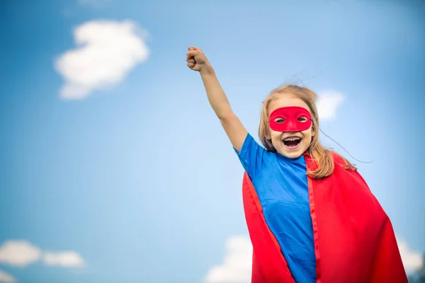 Engraçado menina jogando poder super herói . — Fotografia de Stock