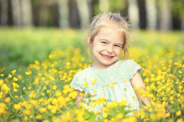 Glückliches kleines Mädchen auf blühender Wiese — Stockfoto