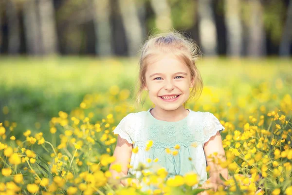 Glückliches kleines Mädchen auf blühender Wiese — Stockfoto