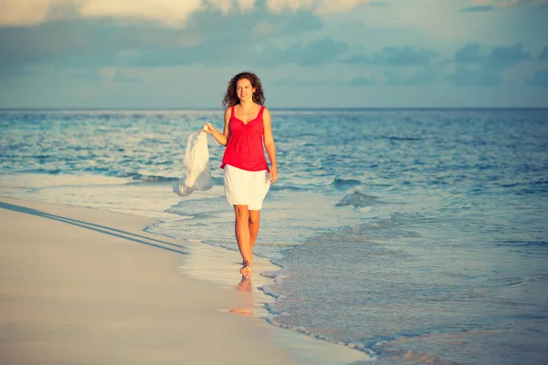 Jovem mulher andando na praia — Fotografia de Stock