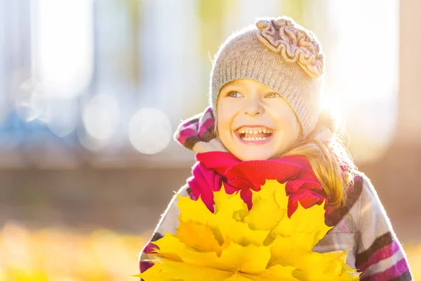 Menina feliz com folhas de outono — Fotografia de Stock