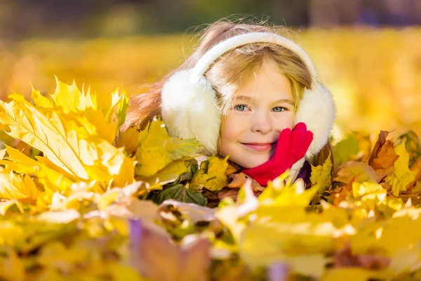 秋の紅葉と遊ぶより吹返しの小さな女の子 — ストック写真