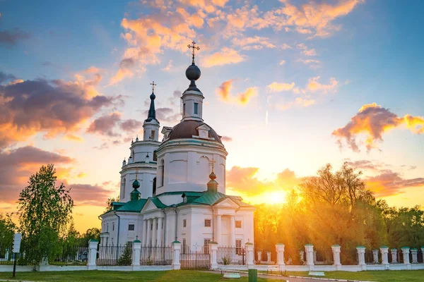 Kościół prawosławny na zachodzie słońca — Zdjęcie stockowe