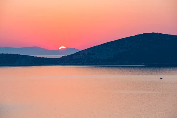 Ανατολή ηλίου πάνω από τη θάλασσα στην Ελλάδα — Φωτογραφία Αρχείου