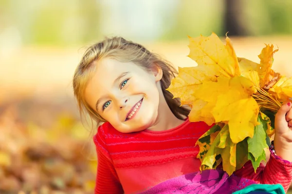 快乐的小女孩，与秋天的落叶 — 图库照片