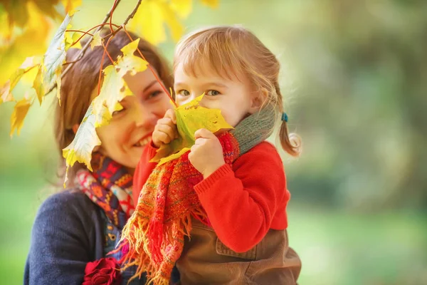 Mor och dotter i parken — Stockfoto