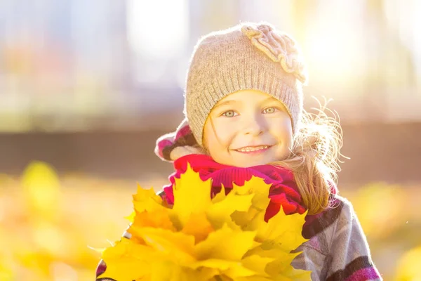 Menina feliz com folhas de outono — Fotografia de Stock