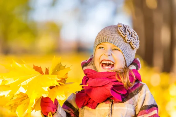 Menina feliz com folhas de outono — Fotografia de Stock