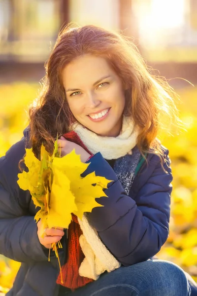 Portret młodej pięknej kobiety w jesiennym parku — Zdjęcie stockowe
