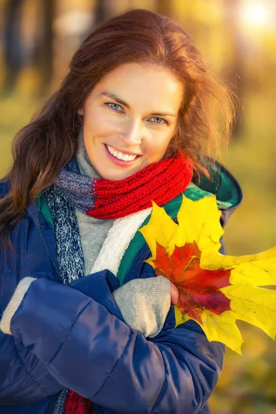 Ritratto di giovane bella donna nel parco autunnale — Foto Stock