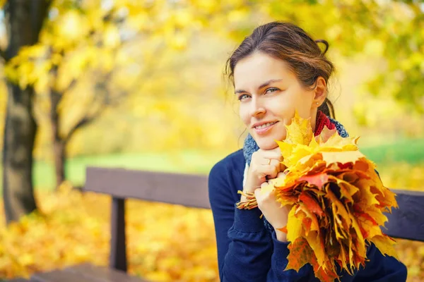 Porträt einer jungen schönen Frau im Herbstpark — Stockfoto